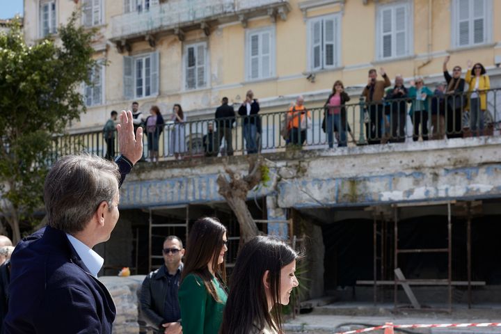 Ο πρωθυπουργός περπάτησε στους δρόμους της Κέρκυρας και συνομίλησε με πολίτες και καταστηματάρχες