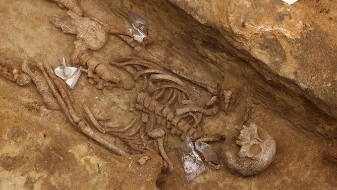 Ένας από τους σκελετούς που ανακαλύφθηκαν σε μια αρχαία νεκρόπολη βρέθηκε λίγα μέτρα μακριά από έναν πολυσύχναστο σιδηροδρομικό σταθμό του Παρισιού.