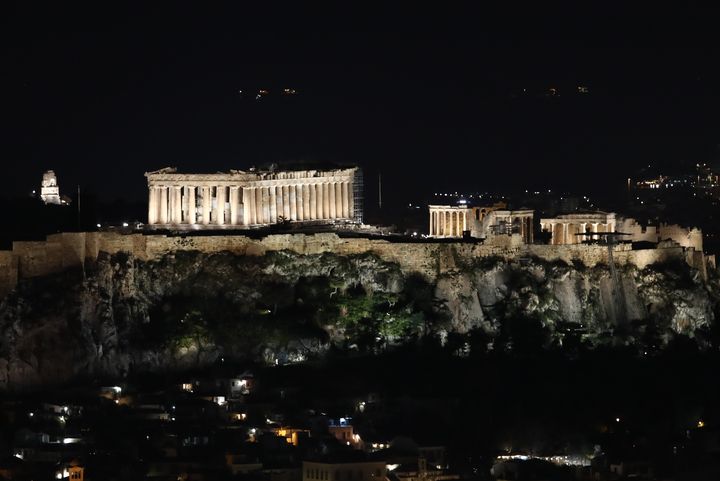 Ο βράχος της Ακρόπολης με αναμμένα και με σβηστά φώτα προκειμένου να συμμετέχει η πόλη της Αθήνας στην "Ώρα της Γης", που έχει στόχο την ευαισθητοποίηση των πολιτών σε ζητήματα που αφορούν το περιβάλλον. Σάββατο 25 Μαρτίου 2023 (ΓΙΑΝΝΗΣ ΠΑΝΑΓΟΠΟΥΛΟΣ / EUROKINISSI)