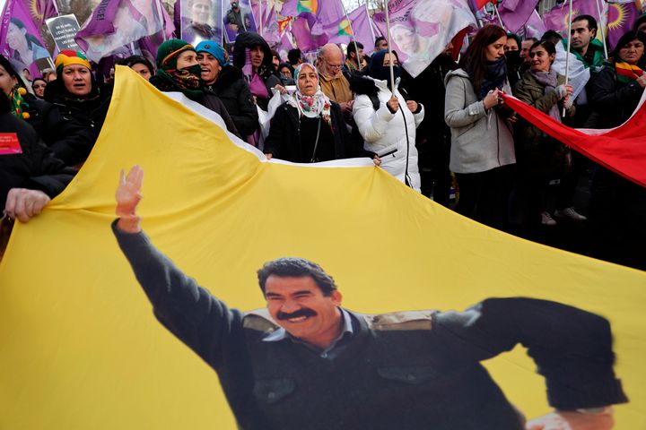 Κούρδοι ακτιβιστές κρατούν πανό με εικόνα του φυλακισμένου ηγέτη του PKK Αμπντουλάχ Οτσαλάν κατά τη διάρκεια διαμαρτυρίας στο Παρίσι, Σάββατο 7 Ιανουαρίου 2023. Κουρδικές ομάδες από όλη τη Γαλλία και την Ευρώπη πραγματοποιούσαν πορεία στο Παρίσι για να δείξουν την οργή τους για την ανεξιχνίαστη δολοφονία τριών Κούρδων ακτιβιστών στη γαλλική πρωτεύουσα πριν από 10 χρόνια, ενώ θρηνούσαν και τρεις ανθρώπους που σκοτώθηκαν έξω από ένα κουρδικό πολιτιστικό κέντρο στο Παρίσι πριν από δύο εβδομάδες, σε αυτό που οι εισαγγελείς χαρακτήρισαν ρατσιστική επίθεση. ( AP Photo/Lewis Joly)