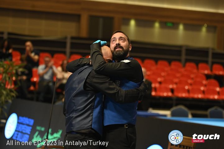 Oι δύο Έλληνες πανηγυρίζουν αγκαλιασμένοι μετά τον τελικό.