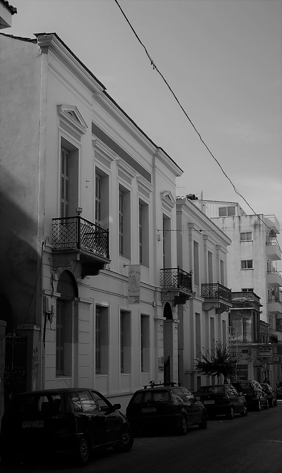 Το νεοκλασσικό κτήριο επί της οδού Ρήγα Φεραίου σε παλαιότερη φωτογραφία