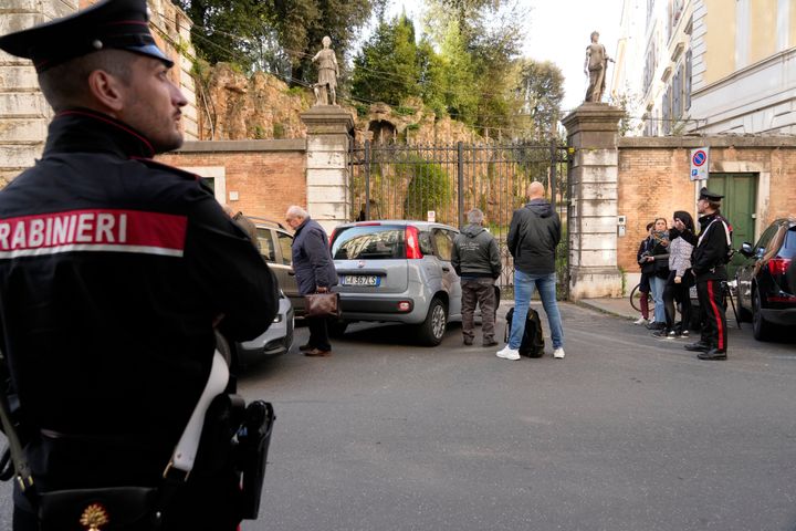 Οι αστυνομικοί των καραμπινιέρων στέκονται μπροστά από το The Casino dell'Aurora, γνωστό και ως Villa Ludovisi, καθώς εκτελούν εντολή έξωσης, στη Ρώμη, Πέμπτη 20 Απριλίου 2023. Η γεννημένη στο Τέξας πριγκίπισσα Rita Boncompagni Ludovisi, η οποία ζει στη βίλα που περιέχει τη μόνη γνωστή οροφή που ζωγράφισε ο Καραβάτζιο, αντιμετωπίζει δικαστική απόφαση έξωσης, στο τελευταίο κεφάλαιο μιας κληρονομικής διαμάχης με τους κληρονόμους μιας από τις αριστοκρατικές οικογένειες της Ρώμης. (AP Photo/Andrew Medichini)