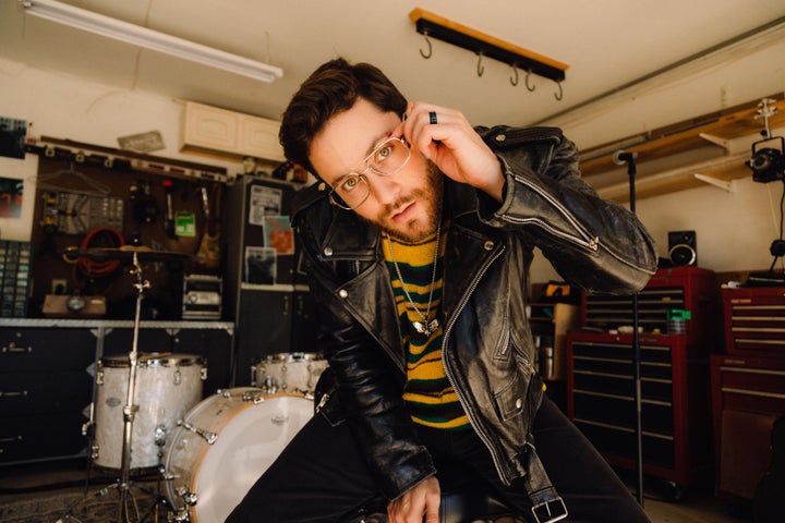 O cantor pop Jordy lançou seu segundo álbum, "Garoto," em 21 de abril.