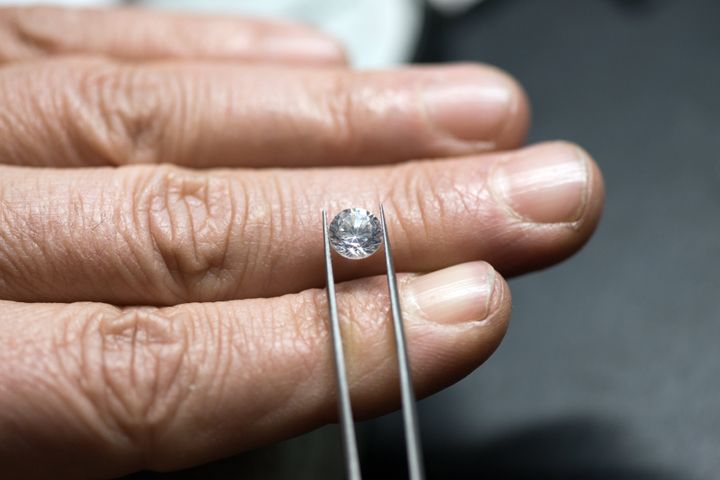 According to the experts, there is no way for the average person to differentiate a natural from a lab-grown diamond.