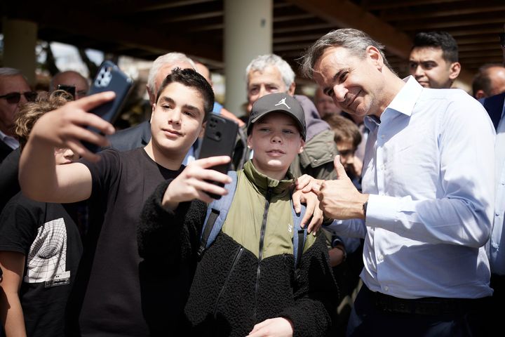 Κάποιοι δεν έχασαν την ευκαιρία για μία selfie με τον πρωθυπουργό