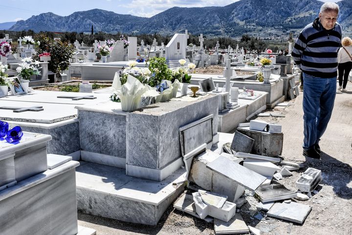 Καταστροφές στο κοιμητήριο Εξαμιλίων. Βανδαλισμοί τάφων. Παρασκευή 21 Απριλίου 2023 (EUROKINISSI)