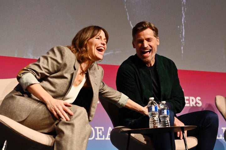 Jennifer Garner e Nikolaj Coster-Waldau riem juntos durante exibição de "A última coisa que ele me disse."