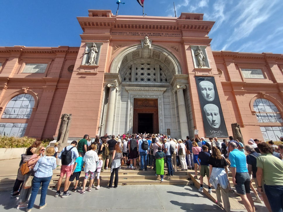 Περιμένοντας την είσοδο στο Αρχαιολογικό Μουσείο Καΐρου. Συστήνεται επίσκεψη όσο το δυνατόν νωρίτερα το πρωί για να αποφευχθεί μεγάλη κοσμοσυρροή και συνωστισμός που πυκνώνει όσο προχωρά η μέρα. 