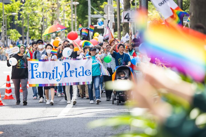 LGBTQなど性的マイノリティを祝福するイベント「東京レインボープライド」のパレード参加者ら＝2023年4月23日撮影、東京・渋谷区