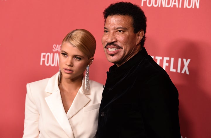Sofia Richie e o pai Lionel Richie comparecem ao Patron of the Artists Awards 2017 em Beverly Hills em 9 de novembro de 2017.