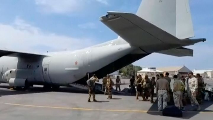 Αεροσκάφος της ιταλικής ΠΑ στο Χαρτούμ του Σουδάν ετοιμάζεται να παραλάβει Ιταλούς και άλλους Ευρωπαίους πολίτες (Κυριακή 23 Απριλίου 2023)