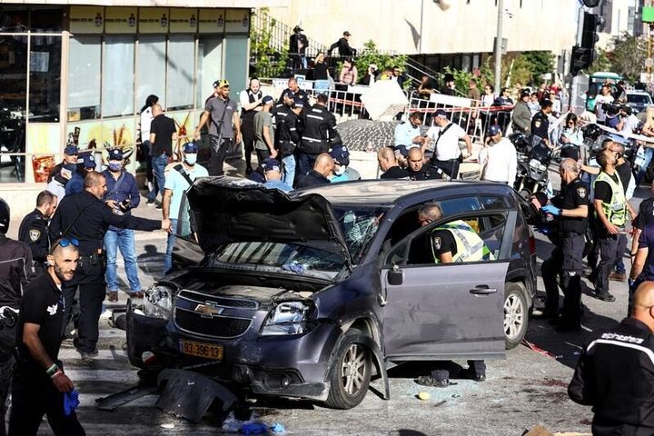 Ισραηλινές δυνάμεις ασφαλείας και εργάτες διάσωσης εργάζονται στο σημείο μετά από ένα περιστατικό στην κύρια αγορά της Ιερουσαλήμ, 24 Απριλίου 2023