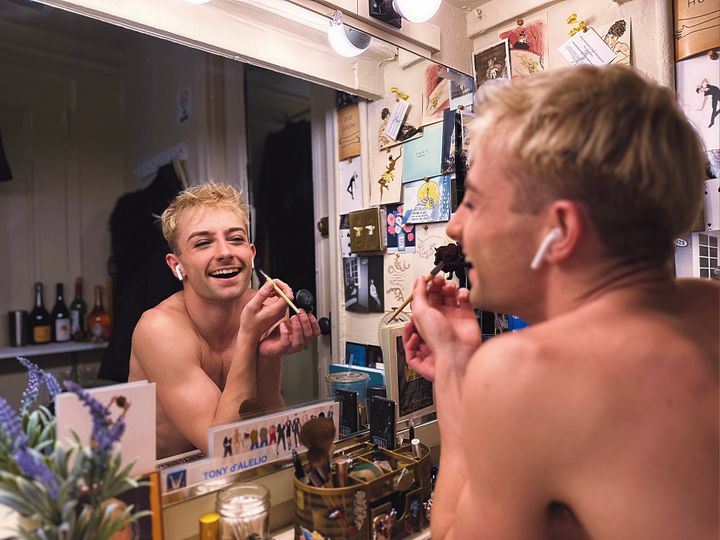 Before his performance, d’Alelio applies eyeliner "to feel closer to the mysterious world of Bob Fosse." 