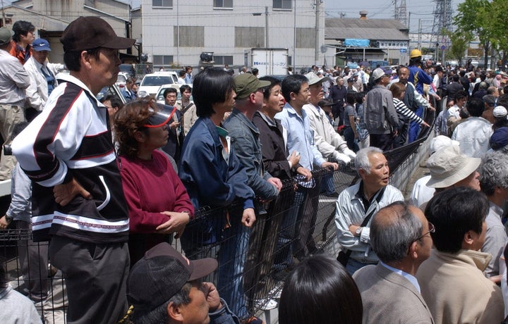 野次馬でごった返す、ＪＲ福知山線の快速電車脱線衝突事故現場付近（4月25日午前11時15分頃、兵庫・尼崎市）