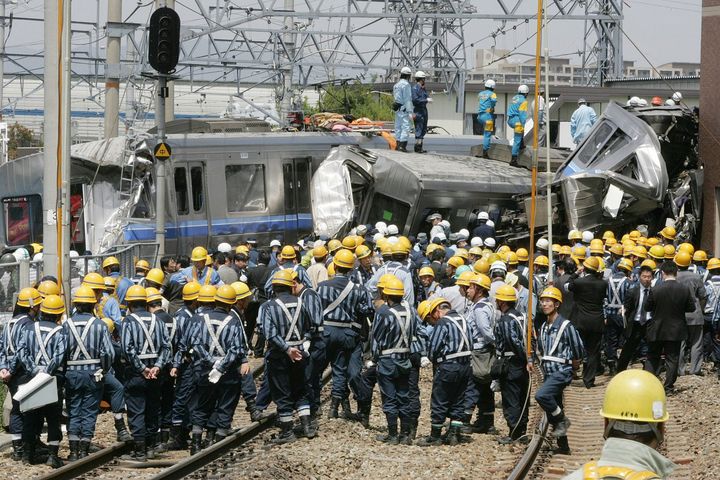 脱線し、大破したＪＲ福知山線の快速電車（4月25日午後0時45分、兵庫・尼崎市）