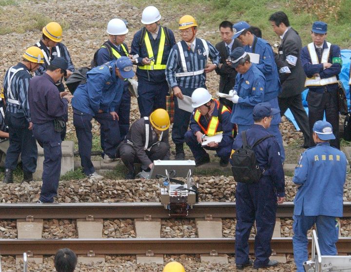 事故を起こしたＪＲ福知山線の快速列車が通過した線路を調べる捜査員ら（4月25日午後5時50分ごろ、兵庫・尼崎市）