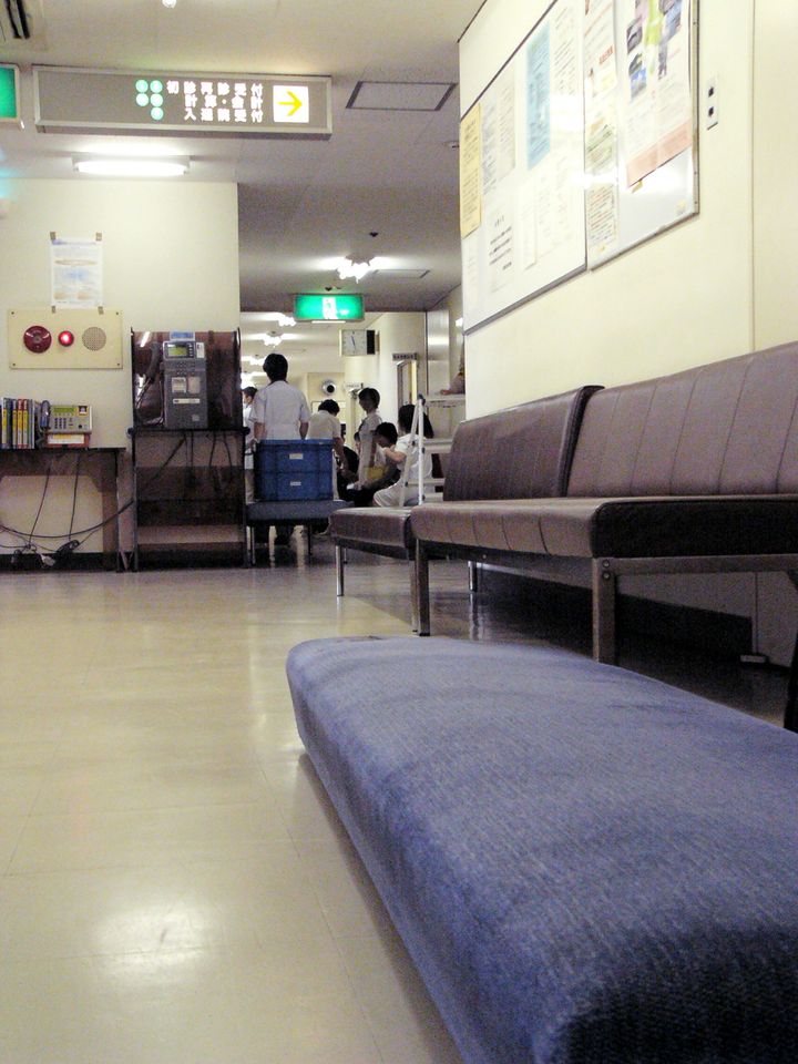 病院の廊下に置かれたマンションに衝突したＪＲ福知山線・快速電車の座席。負傷者を運ぶのに使われた（4月25日午前11時35分、兵庫・尼崎市立塚口病院）