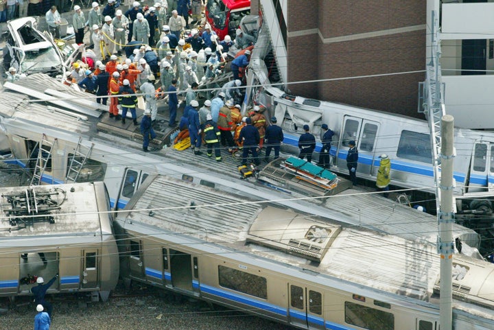 救出作業が続くＪＲ福知山線の快速電車脱線事故現場（4月25日午前11時20分、兵庫・尼崎市）（時事通信社ヘリコプターから）