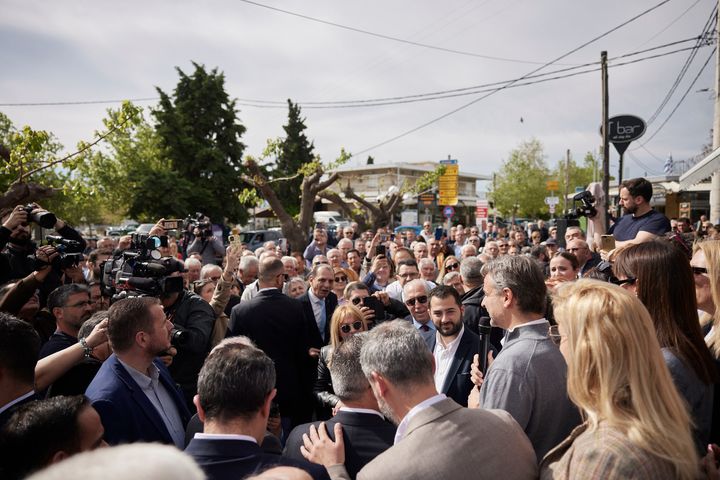 Ο Κυριάκος Μητσοτάκης μιλάει σε κατοίκους του Σχηματαρίου