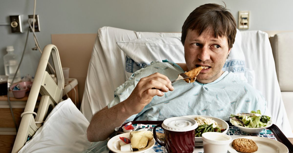 Прием пищи после операции. Человек не хочет есть. Питание пациента. Человек хочет есть. Пациент и еда.