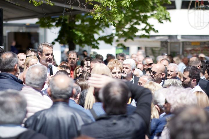 Ο Κυριάκος Μητσοτάκης μιλά σε πολίτες της Λιβαδειάς