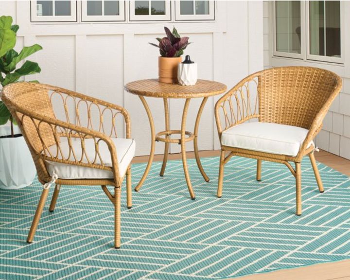 This casual bistro set looks incredibly high-end.