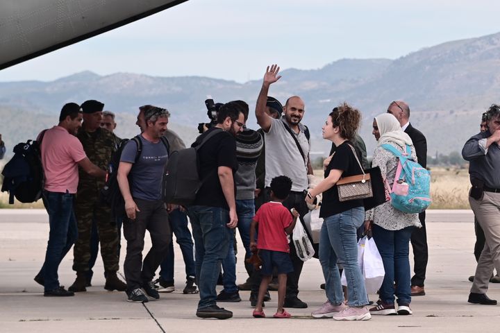 Στο αεροδρόμιο της Ελευσίνας έφτασε το αεροσκάφος C-27 της Πολεμικής Αεροπορίας που μετέφερε 17 ομογενείς από το Σουδάν, Τρίτη 25 Απριλίου 2023. . Συνολικά επέστρεψαν 13 Έλληνες και 4 άλλοι υπήκοοι σύζυγοι Ελλήνων, μεταξύ των οποίων 3 παιδιά και ένας τραυματίας χειρουργημένος στα πόδια, οι οποίοι αναχώρησαν τη Δευτέρα (24/4) από το Τζιμπουτί και μέσω Ασουάν της Αιγύπτου κατέφτασαν στην 112 Πτέρυγα Μάχης στην Ελευσίνα. (ΜΙΧΑΛΗΣ ΚΑΡΑΓΙΑΝΝΗΣ/EUROKINISSI)