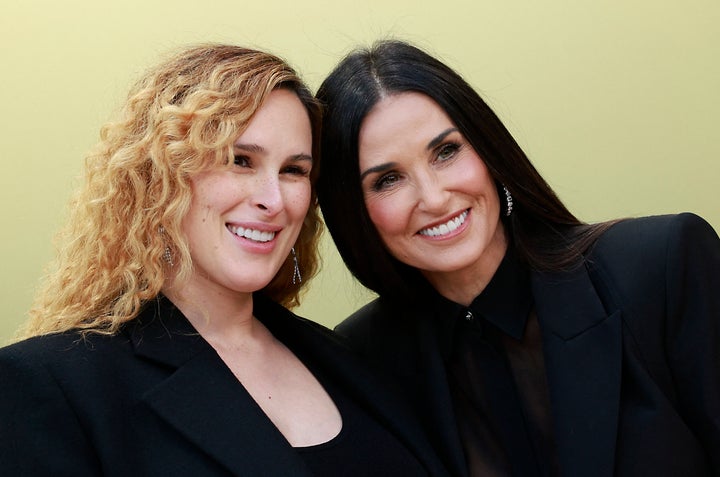 Demi Moore e Rumer Willis chegam para o desfile de moda outono/inverno 2023 da Versace em 9 de março em West Hollywood.