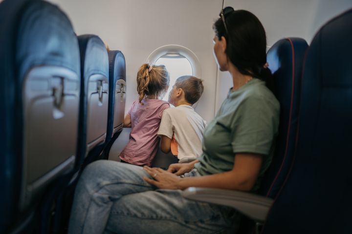 Você está essencialmente deixando dinheiro em cima da mesa se comprar um assento de avião para seu filho sem inscrevê-lo no programa de fidelidade da companhia aérea. 