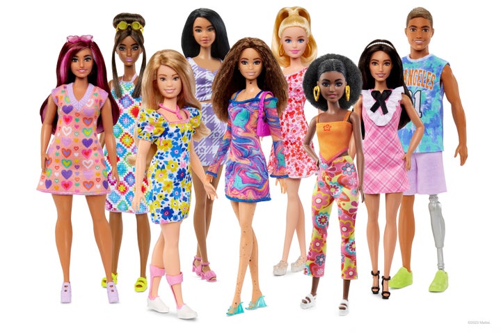 A nova boneca da Barbie que representa uma pessoa com síndrome de Down faz parte da linha Fashionistas 2023 da Mattel, que visa aumentar a diversidade e a inclusão.