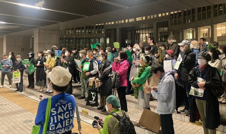 4月26日に都庁前で開かれたデモ