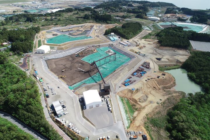福島県にある中間貯蔵施設（除染に伴い発生した土壌や廃棄物等を最終処分までの間、安全に集中的に貯蔵する施設）