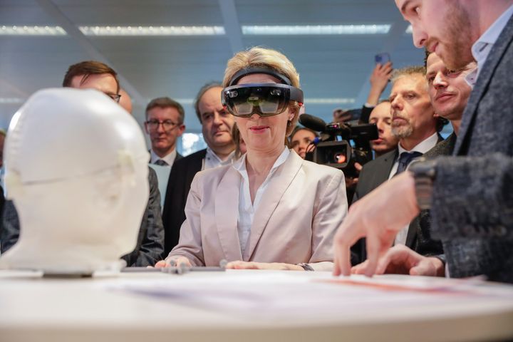 Φωτογραφία αρχείου 2020 - Η πρόεδρος της Κομισιόν κοιτάζει τη SARA στο Artificial Intelligence Xperience Center στις Βρυξέλλες