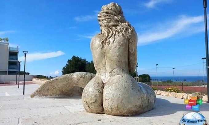 Το άγαλμα της γοργόνας στη Μονόπολη έγινε αντικείμενο χλευασμού μετά την κοινοποίηση φωτογραφιών στα μέσα κοινωνικής δικτύωσης.