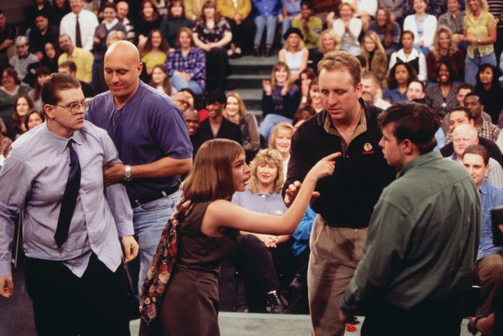 O guarda de segurança Steve Wilkos (segundo da esquerda) e outro guarda separam e restringem os convidados que brigam no "Jerry Springer" mostrar.