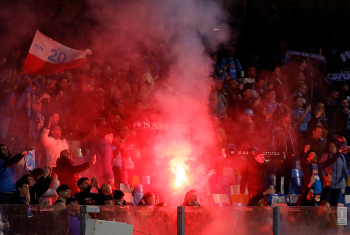 Ποδόσφαιρο Ποδόσφαιρο - Champions League - Προημιτελικός - Δεύτερος αγώνας - Νάπολι - Μίλαν - Stadio Diego Armando Maradona, Νάπολη, Ιταλία - 18 Απριλίου 2023 Οι οπαδοί της Νάπολι ανάβουν φωτοβολίδες μετά τον αγώνα REUTERS/Ciro De Luca