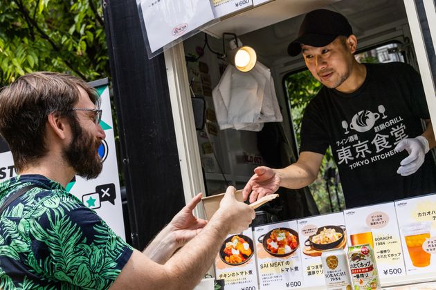ハフポスト日本版は「アタラシイおいしい」をテーマにしたイベントを渋谷区・北谷公園で開催。フードトラックを出店し、規格外のトマトとプラントベースのSAI MEAT（サイミート）の煮込みなどが販売された＝2023年4月29日撮影