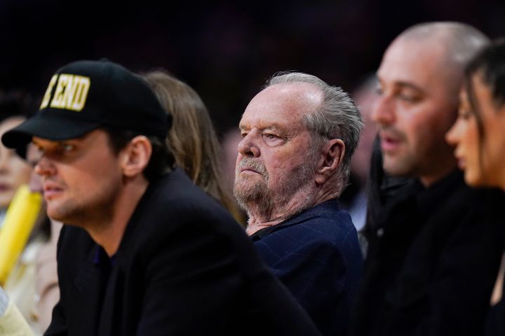 Jack Nicholson returns to courtside for Lakers' series-clinching victory