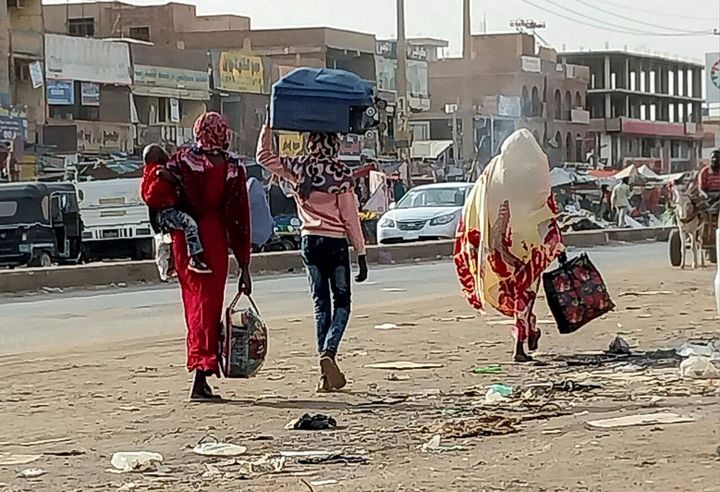 Σουδανοί εγκαταλείπουν το Χαρτούμ και παίρνουν τον δρόμο της προσφυγιάς 