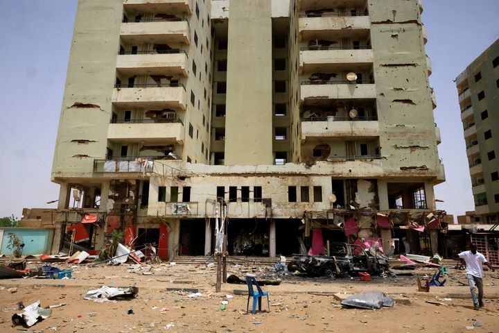 Κατεστραμμένα κτίρια και οχήματα από τις αεροπορικές επιδρομές και τους βομβαρδισμούς του πυροβολικού στο Χαρτούμ 