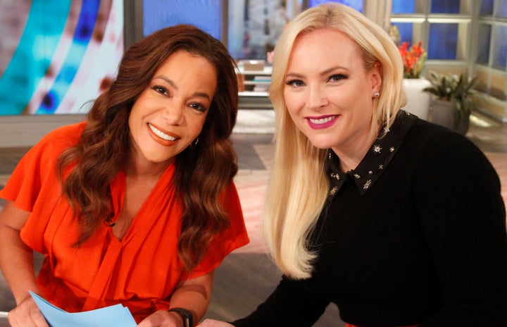 "A vista" co-anfitriões Sunny Hostin e Meghan McCain em 2017.