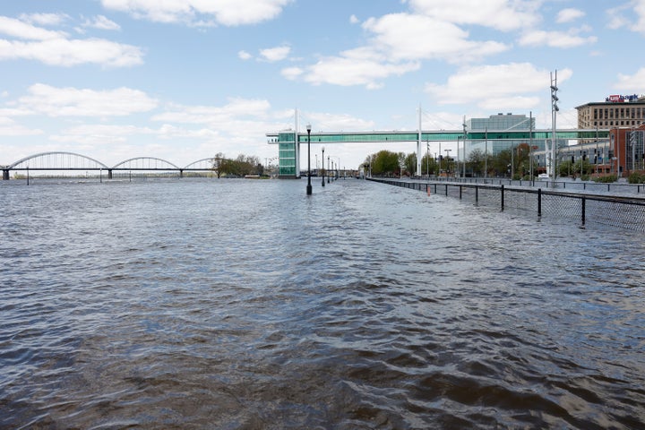 Samedi, le fleuve Mississippi coule sur le Riverfront Trail du parc LeClaire à Davenport, Iowa.  La montée en flèche du fleuve Mississippi a culminé dans l'Iowa samedi alors que la fonte des neiges du Minnesota et du Wisconsin continue de faire monter le niveau de la rivière, a déclaré le National Weather Service.