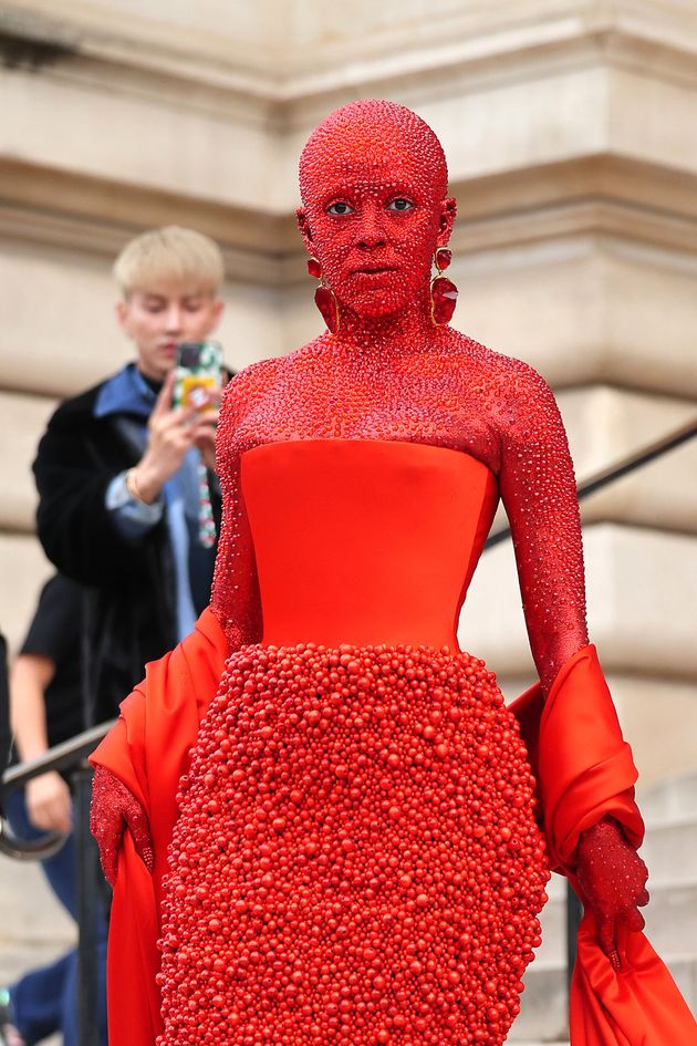 スキャパレリのショーに真っ赤な衣装で出席したドージャ・キャット