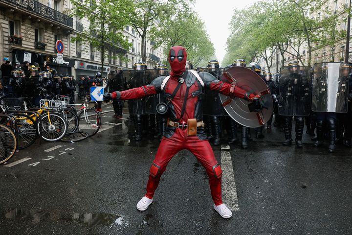 Ένας άνδρας ντυμένος με στολή Deadpool συμμετέχει στην εργατική πορεία της Πρωτομαγιάς, ημέρα κινητοποίησης κατά του γαλλικού νόμου για τη μεταρρύθμιση του συνταξιοδοτικού συστήματος και για την κοινωνική δικαιοσύνη, στο Παρίσι, Γαλλία 1 Μαΐου 2023. REUTERS/Benoit Tessier