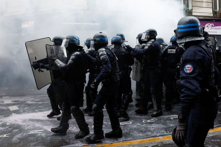 Αστυνομικοί των ΜΑΤ φρουρούν κατά τη διάρκεια της παραδοσιακής εργατικής πορείας της Πρωτομαγιάς, ημέρα κινητοποιήσεων κατά του γαλλικού νόμου για τη μεταρρύθμιση του συνταξιοδοτικού συστήματος και για κοινωνική δικαιοσύνη, στο Παρίσι, Γαλλία 1 Μαΐου 2023. REUTERS/Benoit Tessier