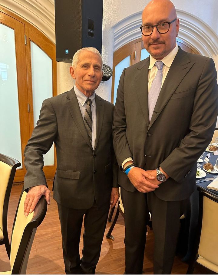 Ο Πρόεδρος του ΕΟΔΥ Θεοκλής Ζαούτης με τον πρώην επικεφαλής του αμερικανικού CDC Άντονι Φάουτσι. ΗΠΑ, Απρίλιος 2023.