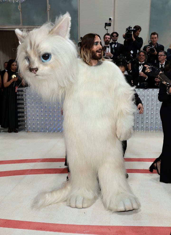 Jared Leto revela que é ele no traje de gato no Met Gala na segunda-feira.