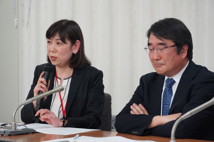 記者会見でドナーリンクの活動を説明する石塚幸子さん（左）＝2023年4月