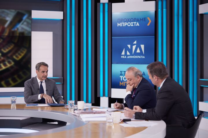 Ο πρωθυπουργός και πρόεδρος της ΝΔ συνομιλεί με τον Δημήτρη Καμπουράκη και τον Παναγιώτη Στάθη